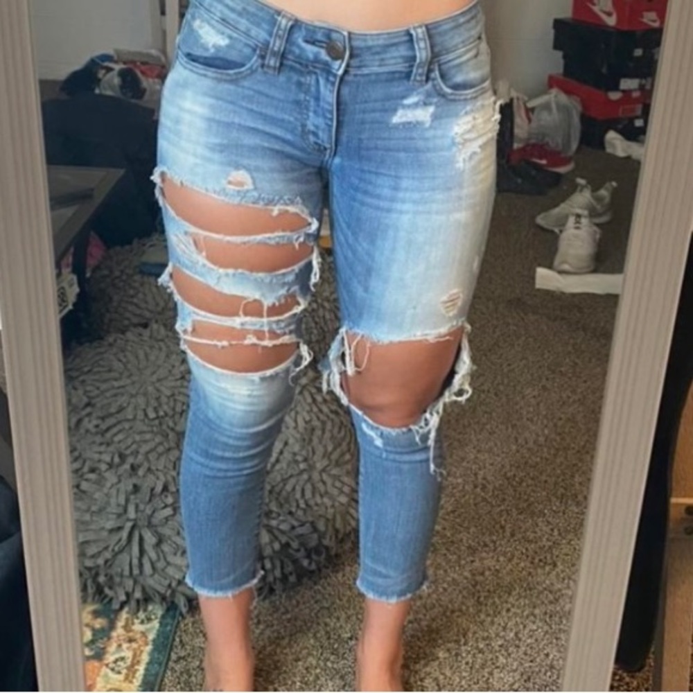 Cute ripped American eagle jeans
